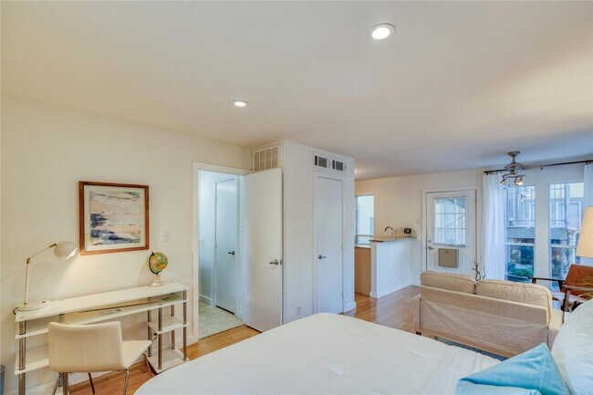 Building Photo - 2526 Durwood St