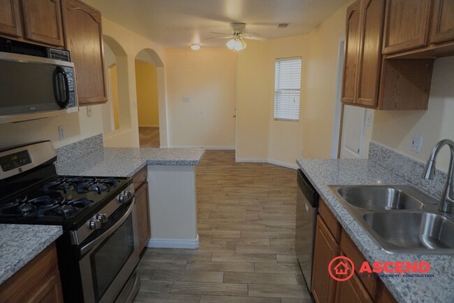 Building Photo - North Bakersfield 3 Bed + Den | Spacious Yard