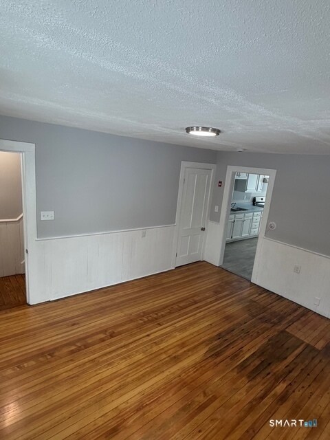 Building Photo - 122 River Rd