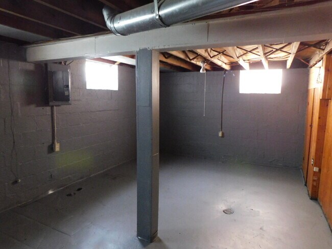 Building Photo - Move In Ready Brick Ranch