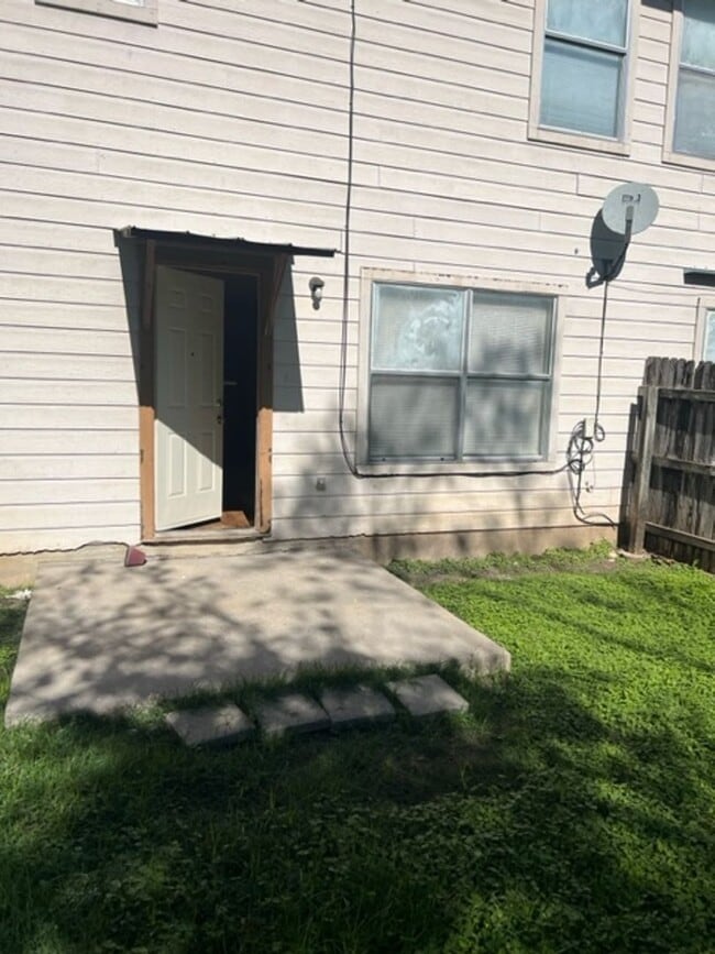 Building Photo - 913