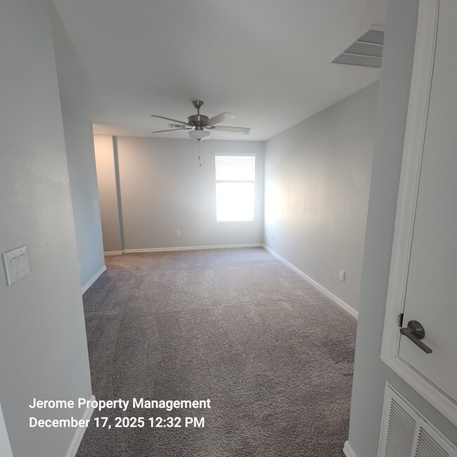 Building Photo - 2546 Leonia Ln