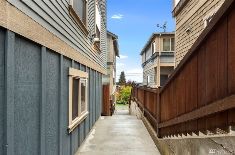 Building Photo - 1735 13th Ave S