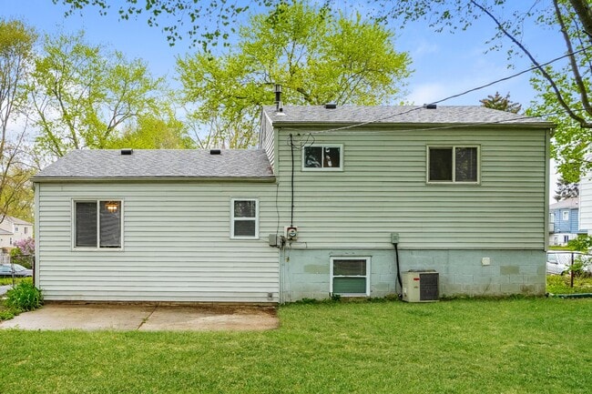 Building Photo - 3179 Latonia Rd