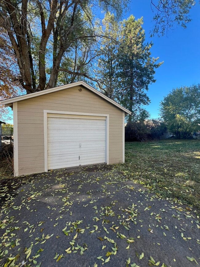 Building Photo - 1 Bedroom, 1 Bathroom Home + Bonus Room