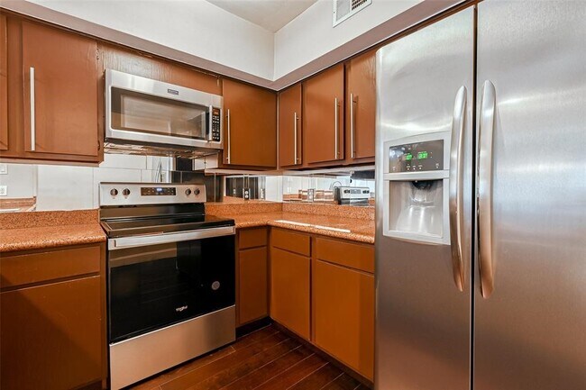 Building Photo - 1926 Augusta Dr