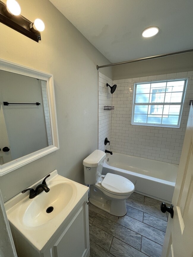 Building Photo - 732 Cedarhurst Rd