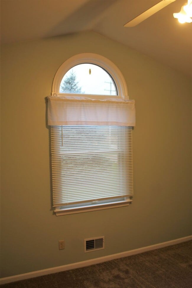 Building Photo - Available Now!- 2 Bedroom Condo In Davison