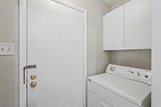 Building Photo - 10814 Sugar Hill Dr