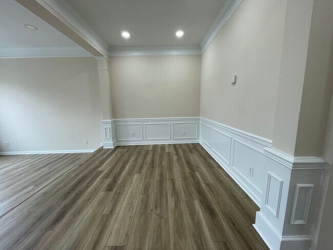 Building Photo - Elegant And Spacious 3 Bed 3.5 Bath Townhome In Vibrant Loudon Parkway Center