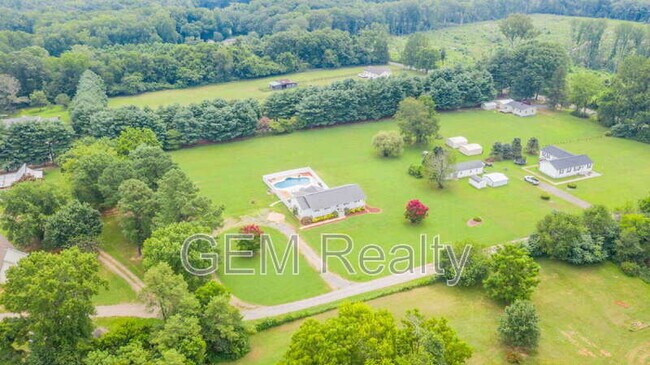 Building Photo - 15617 Mockingbird Ln
