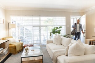 Building Photo - 1119 N Sweetzer Ave