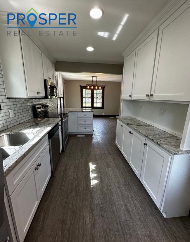 Building Photo - 3 Bedroom Farmstyle House with 3 acres!