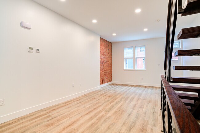 Building Photo - 3023 Harper St