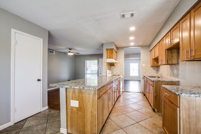 Building Photo - 4425 Windsor Dr