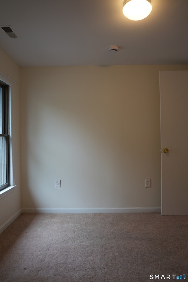 Building Photo - 25-27-27 Jetland Pl