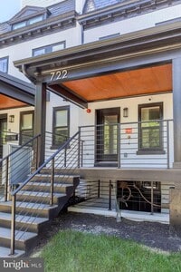 Building Photo - 722 Kenyon St NW