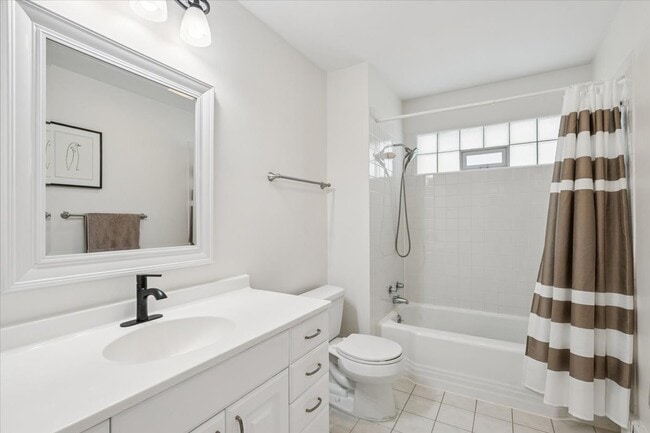 Building Photo - 825 Highview Terrace