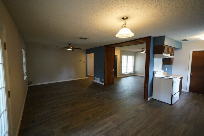 Building Photo - Updated home in established Schertz Neighb...