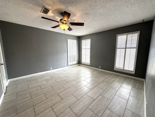 Building Photo - 2405 Stutz Pl