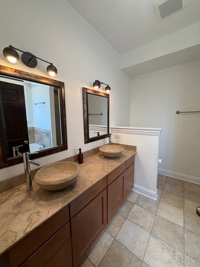 Building Photo - 6220 S Kimbark Ave