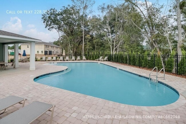 Building Photo - 12277 Sinclair Dr