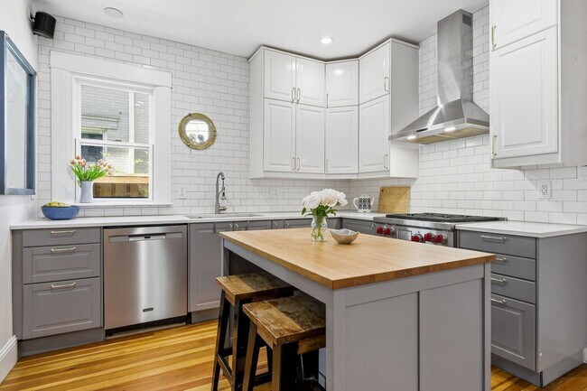 Building Photo - "Charming 4-Bed Oasis with 2.5 Baths in the Heart of Denver!"