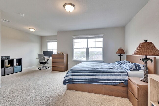 Building Photo - 3422 Couch Dr