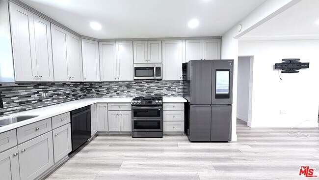 Building Photo - 11836 Rialto St