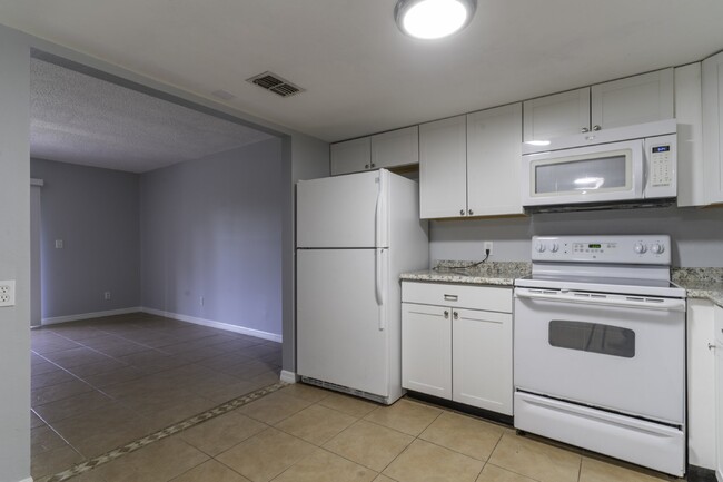 Building Photo - Spacious 1/1 unit walking distance to Walm...