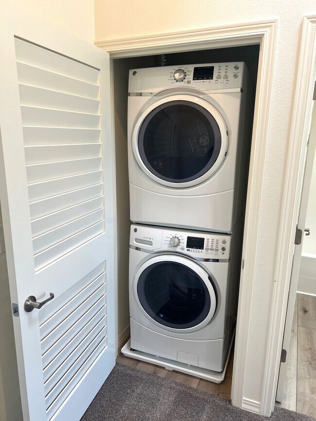 Building Photo - Evergreen Multiplex