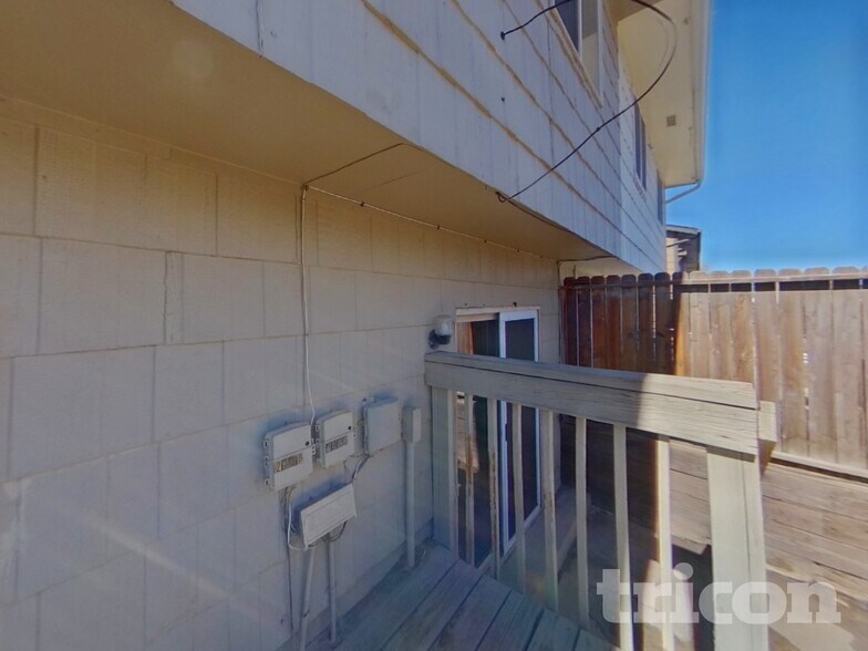 Building Photo - 2435 Shawnee Dr