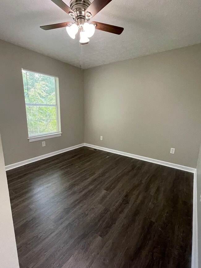 Building Photo - Newly Renovated Just For You!