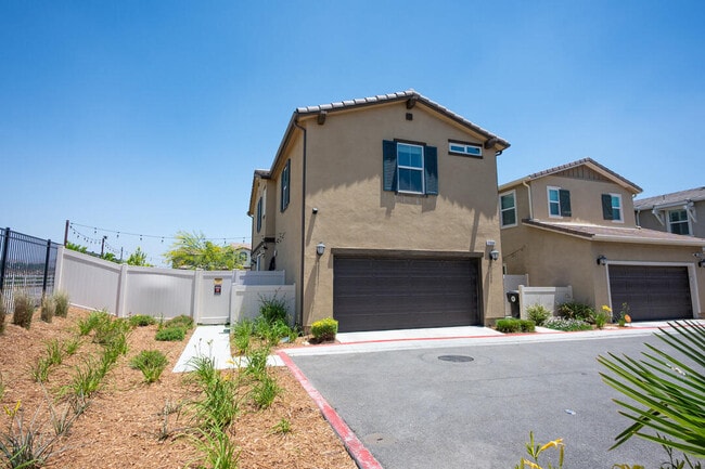 Building Photo - 27638 Sawtooth Ln