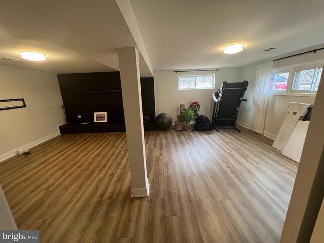 Building Photo - 10123 Eastlake Dr