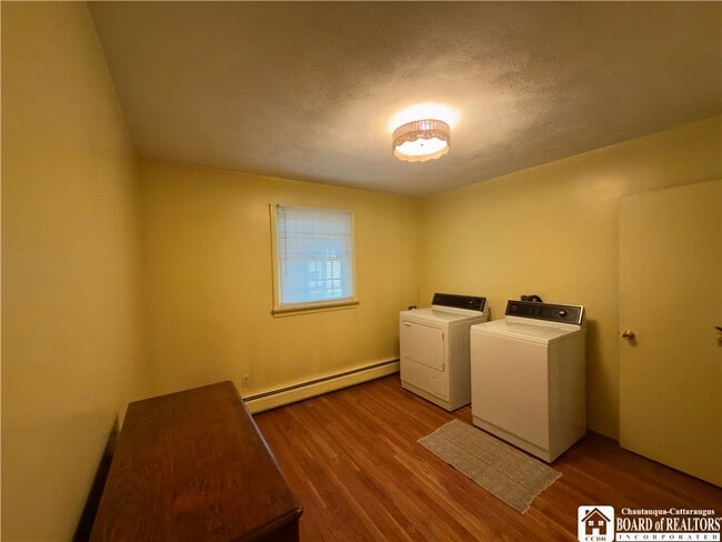 Building Photo - 32 Maple St