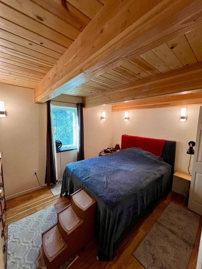Building Photo - Available in October / 1-Bedroom with a Lo...