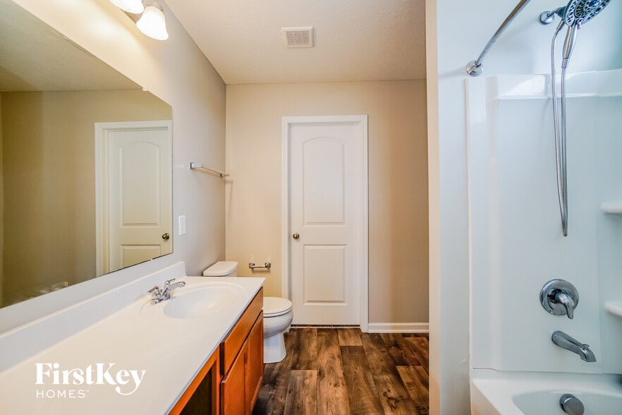 Building Photo - 2144 Greencrest Way