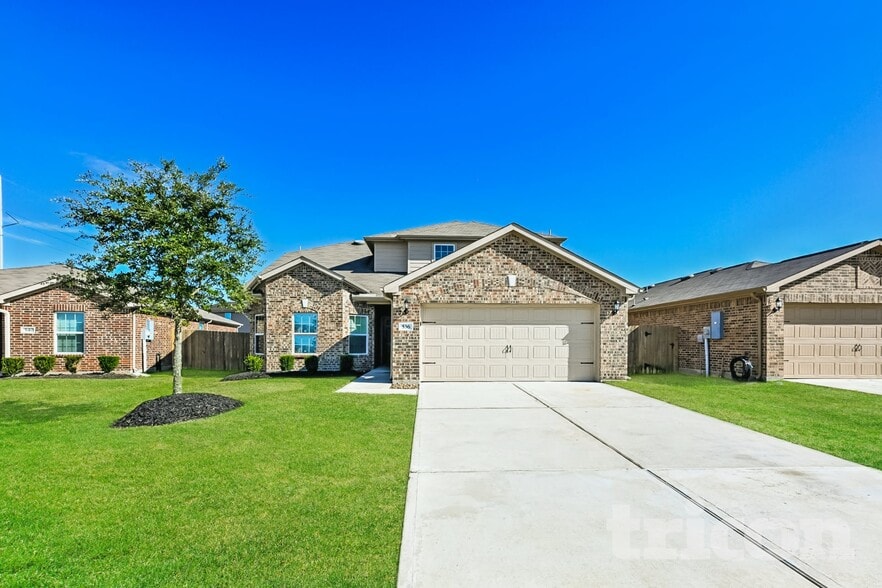 Primary Photo - 536 Red Dusk Paint Dr