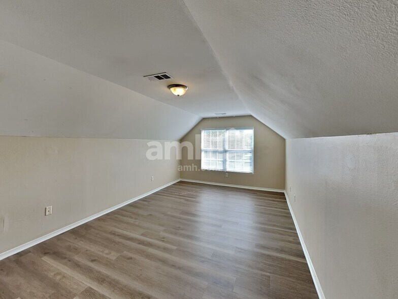 Building Photo - 10916 Thousand Oaks Dr