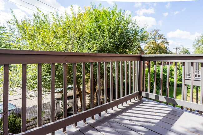 Building Photo - Updated 3Bd 2Bth Condominium in the Heart ...