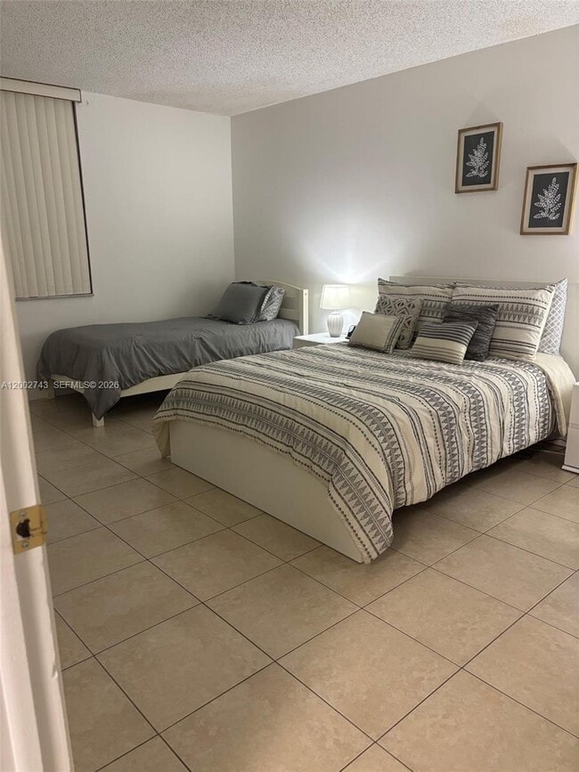 Building Photo - 14421 N Kendall Dr