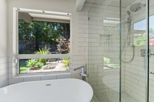 Building Photo - 705 Evergreen St