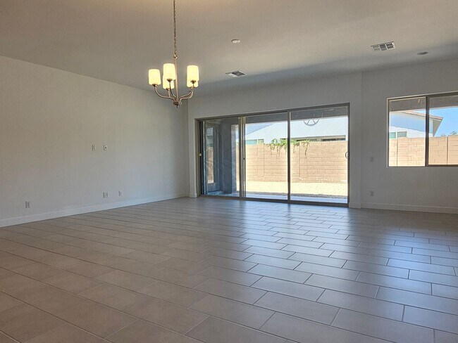 Building Photo - Beautiful and spacious