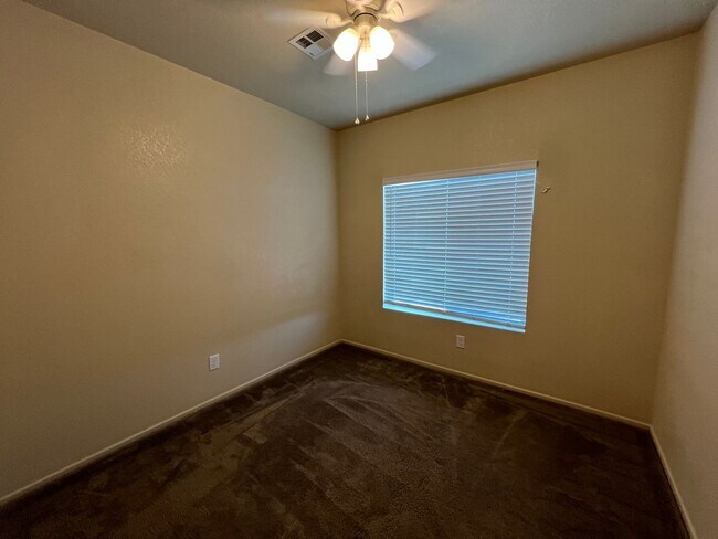 Building Photo - 4 BEDROOM HOME!