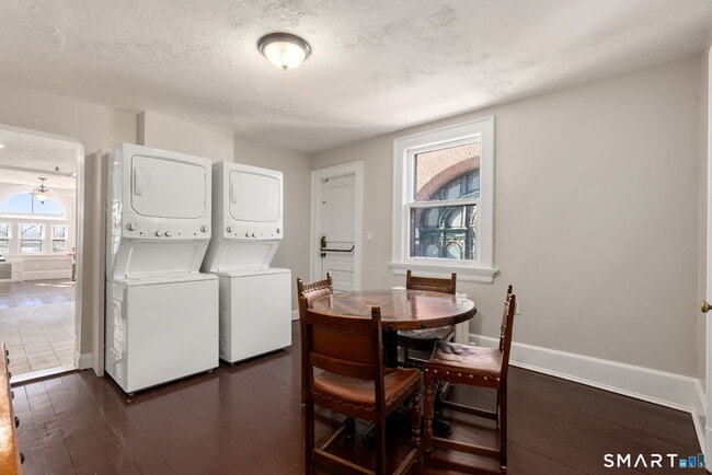 Building Photo - 360 Farmington Ave