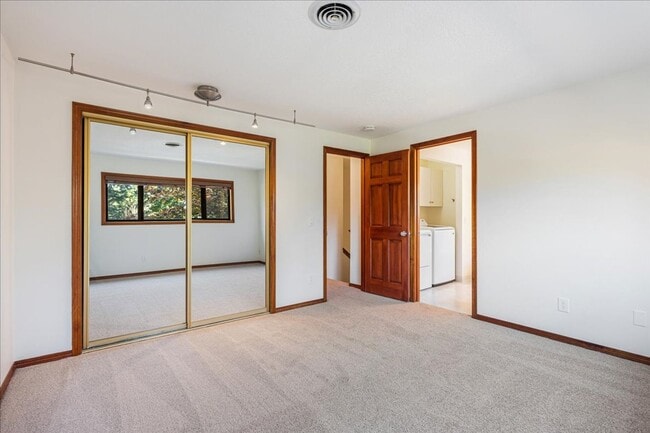 Building Photo - Lovely 3 bedroom, 2.5 bath townhouse with ...