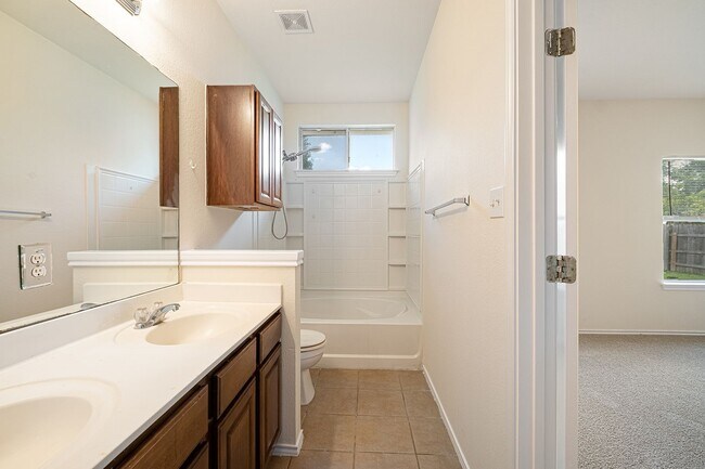Building Photo - Spacious 4 Bedroom, 2 Bath Single-Story Home in Manor