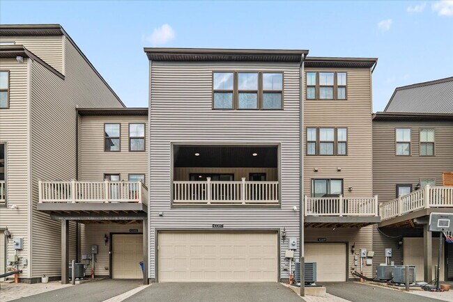 Building Photo - Stunning Luxury Townhome for Rent in Westmoore!