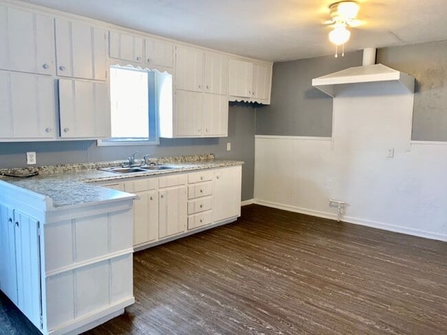 Building Photo - Handyman Special $0 First Month's Rent / “You fix, you SAVE BIG!!” Contact Mayshell for details: ...